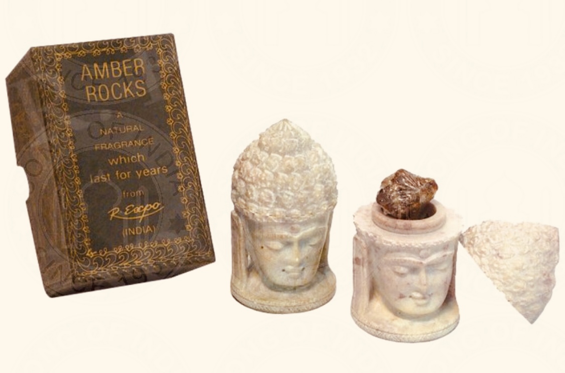 Rasina de Ambra in suport  din piatra Buddha 